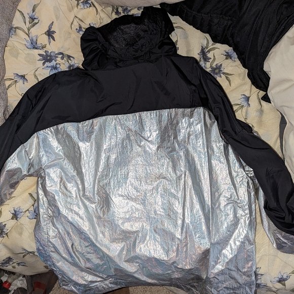 Lightweight nylon oversized jacket with hood. Repels wind and rain - Picture 2 of 3